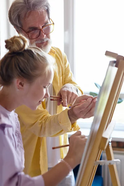 Profesor de arte personal enseñar niña a dibujar en caballete — Foto de Stock