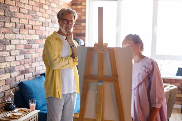 Profesor de arte personal enseñar niña a dibujar en caballete — Foto de Stock