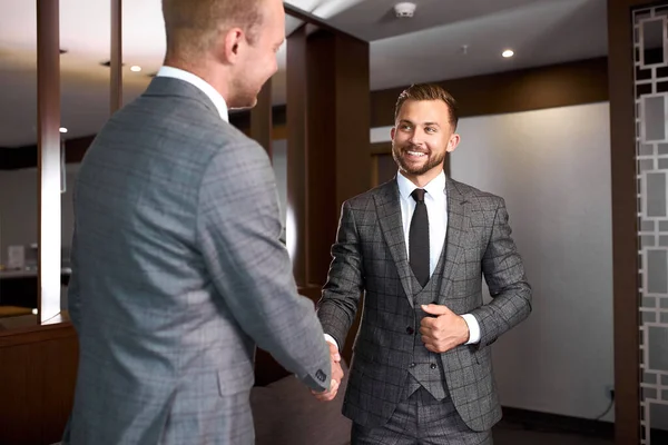 İki iş adamı başarılı bir işbirliği içinde.