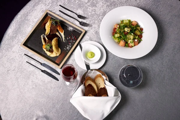 Salada vegetal e carne de hóspedes em restaurante — Fotografia de Stock