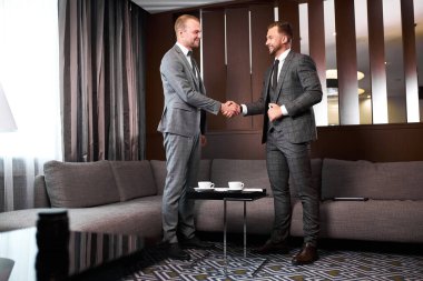 İki iş adamı başarılı bir işbirliği içinde.