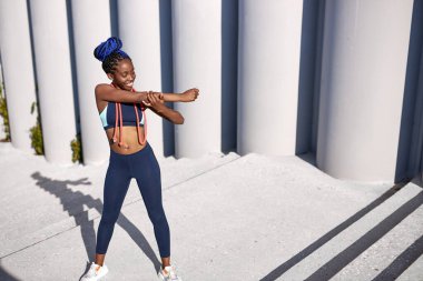 Zayıf kadın temiz hava üzerinde egzersiz yapıyor.