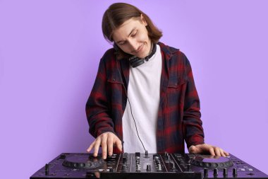 Genç Kafkas DJ 'i özel ekipman kullanarak müzik yapıyor.