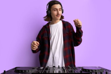 İşte DJ, partide havalı DJ.