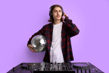 Genç müzisyen müzik dinlemekten ve şarkı söylemekten hoşlanır.