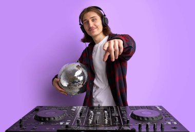 Genç Kafkas DJ 'i özel ekipman kullanarak müzik yapıyor.