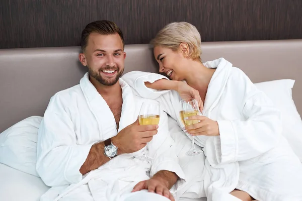 Feliz pareja tienen tiempo romántico en el hotel — Foto de Stock