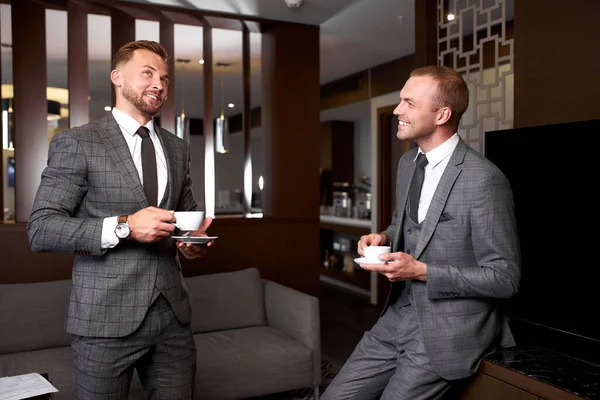 Dos hombres de negocios toman una taza de café durante la reunión de negocios — Foto de Stock