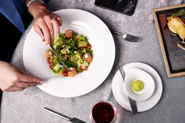 Vista superior sobre deliciosa salada no prato — Fotografia de Stock