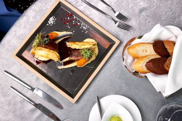 Vista superior en el filete bellamente decorado en el plato en el restaurante —  Fotos de Stock