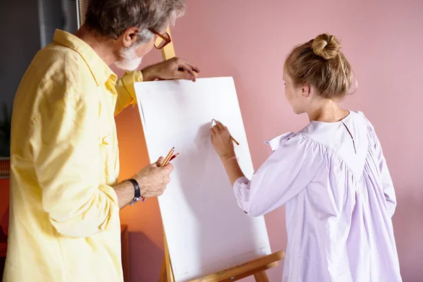 Hombre mayor, abuelo y su nieta dibujo, pintura juntos — Foto de Stock