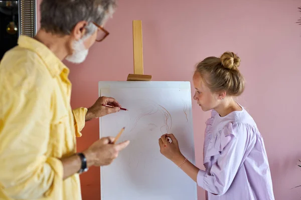 Abuelo mayor enseñar niña a dibujar — Foto de Stock