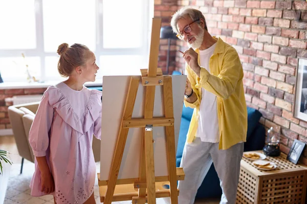 Son sınıf öğrencisi, büyükbabası ve torunu birlikte resim yapıyor. — Stok fotoğraf