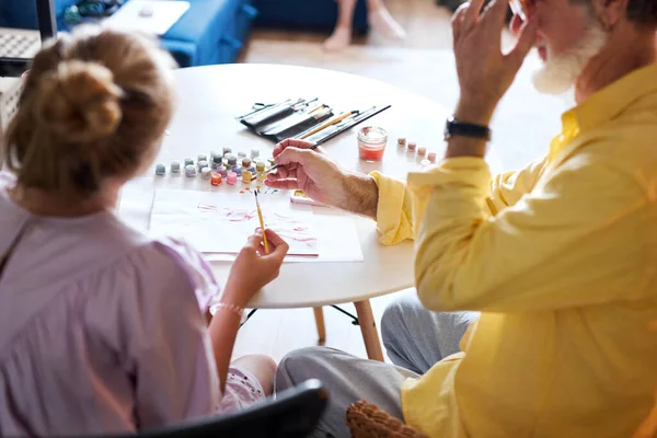 Senior grootvader leren klein meisje om te tekenen — Stockfoto