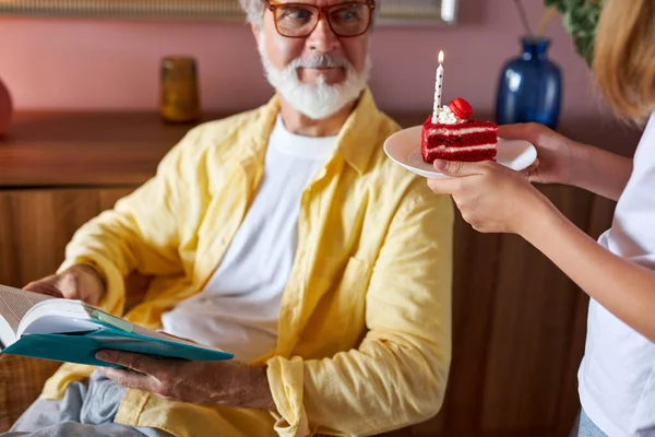 Bonita neta dar bolo para aniversários avô — Fotografia de Stock