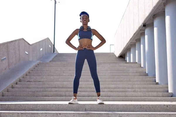 Portret van een serieuze sportieve vrouw op de trap — Stockfoto