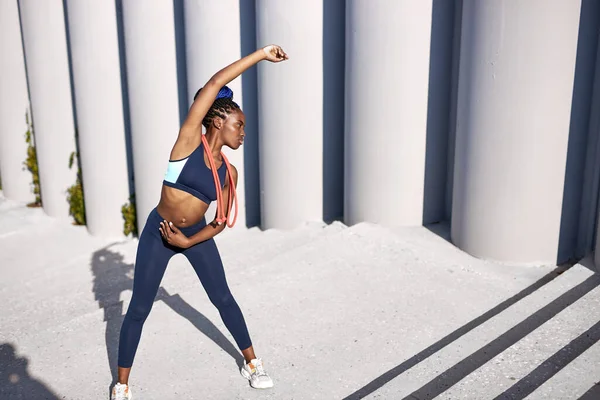 Zayıf kadın temiz hava üzerinde egzersiz yapıyor.