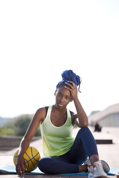 Πορτρέτο της αθλητικής ταιριάζει γυναίκα της αφρικανικής εμφάνιση — Φωτογραφία Αρχείου