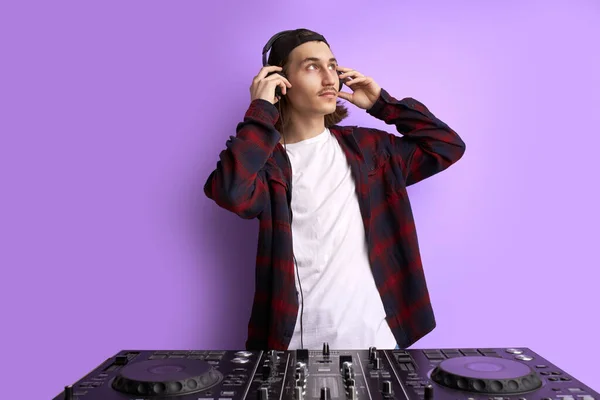 Kaukasisk amerikansk ung man lyssnar musik i hörlurar, elegant DJ — Stockfoto