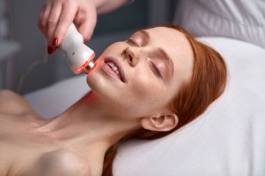 Genç bayan, yüz temizleme prosedüründe.