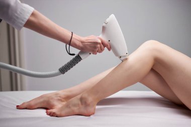 20-25 yaşındaki bir kadın cerrahi olmayan gençleştirme prosedürü uygulanıyor.