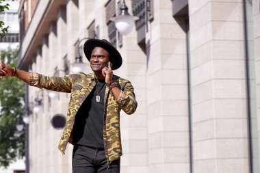 Yakışıklı erkek dışarıda bir taksi durduruyor.