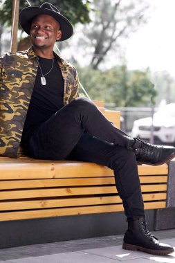 Mutlu Afro-Amerikan erkeği kız arkadaşını bekliyor.