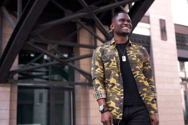 Afro-Amerikan erkek model dışarıda poz veriyor.