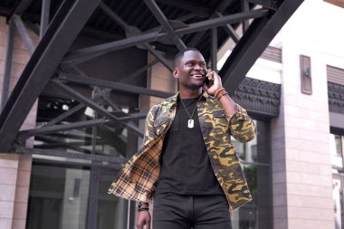 Gülümseyen, şık giyinmiş mutlu siyah adam otelden ayrıldı.