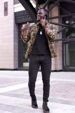 Gülümseyen, şık giyinmiş mutlu siyah adam otelden ayrıldı.