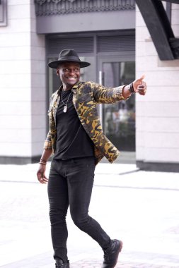 Pozitif Afro-Amerikan ünlüleri hayranlarıyla yürüyüşe çıktı.