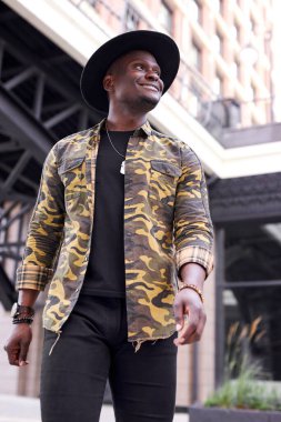 Bir sanatçı, ünlü bir müzisyen ya da manken sokakta yalnız yürür.