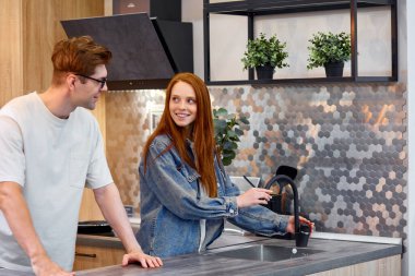 Güzel evli çift piyasada yeni mutfak tasarımı seçiyor.