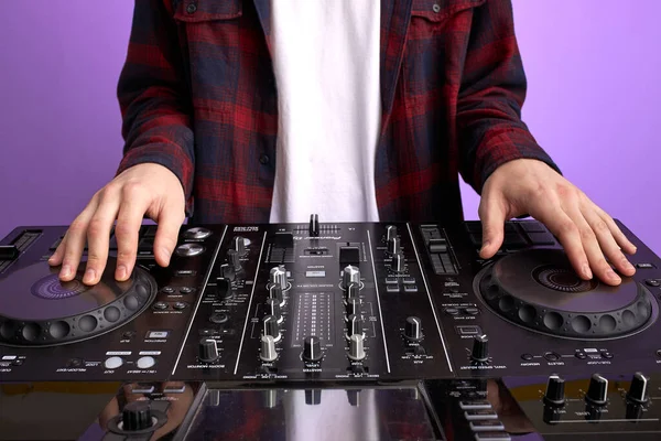 Cool young DJ at work, spinning on turntable — Stock Photo, Image