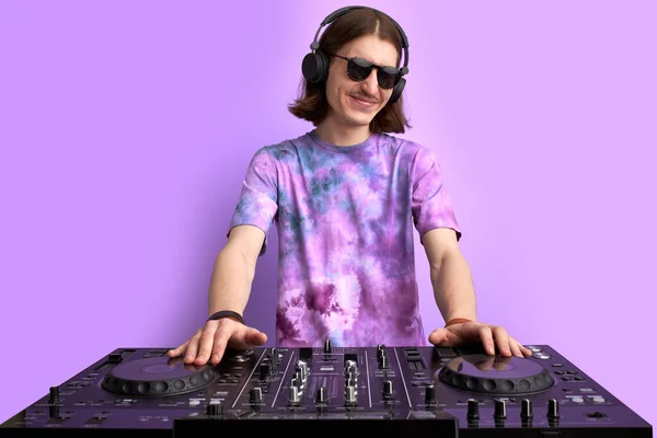 Young caucasian dj man perform music with the use of special equipment — Stock Photo, Image