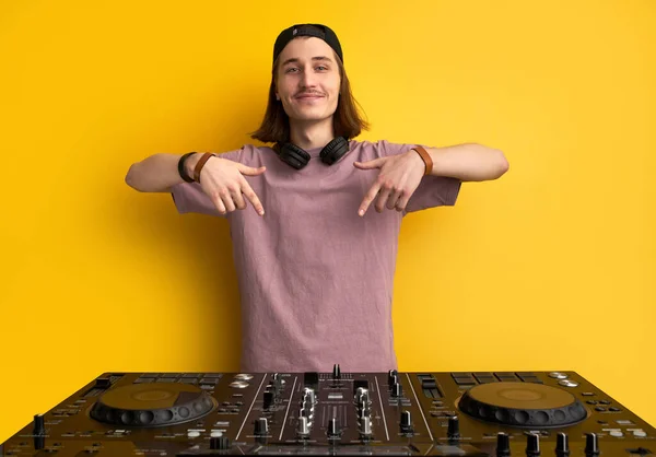 Jovem caucasiano dj homem executar música com o uso de equipamentos especiais — Fotografia de Stock