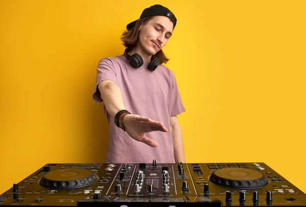 Stilig ung musiker titta på dj set eller utrustning i studio — Stockfoto