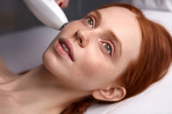 Relaxed woman receiving facial treatment by professional dermatologist — Stock Photo, Image