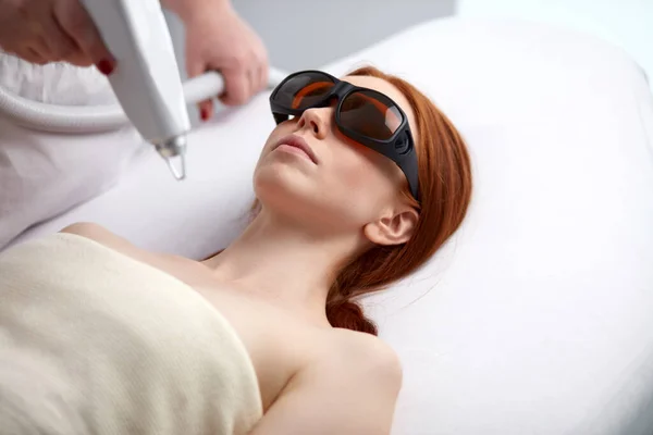 Adorable mujer recibiendo moderno cuerpo levantamiento terapéutico masaje por profesional cosmetólogo — Foto de Stock