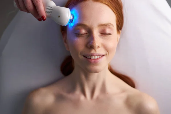 Face lifting by ultrasound using a special cosmetology device — Stock Photo, Image