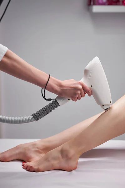 Urocza kobieta otrzymująca nowoczesny masaż terapeutyczny liftingu ciała przez profesjonalnego kosmetologa — Zdjęcie stockowe