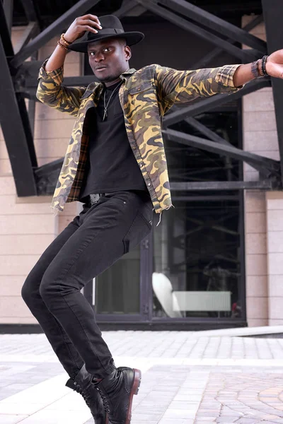 Dançarino africano homem dança na rua — Fotografia de Stock