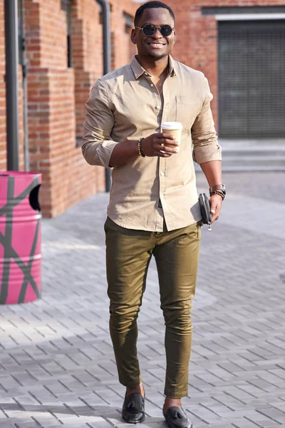 Homem afro-americano de boa aparência ter descanso ao ar livre, beber café — Fotografia de Stock