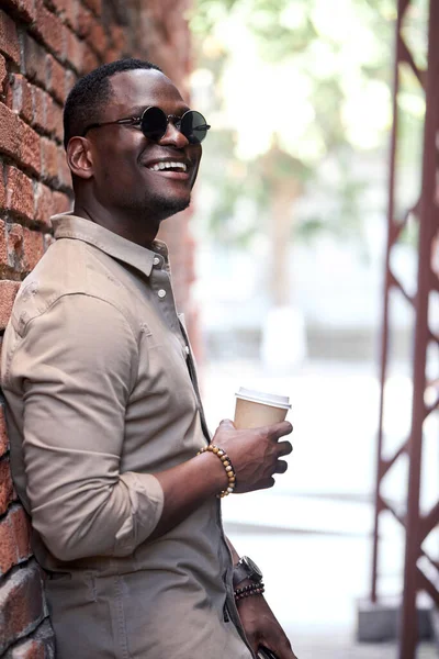 Retrato da moda legal homem negro andando ao ar livre com xícara de café — Fotografia de Stock