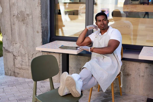 Camarero negro de la cafetería de la calle está esperando a los clientes, clientes — Foto de Stock