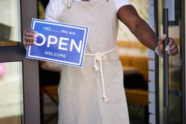 Restoran çalışanları müşterilere kapı açar.