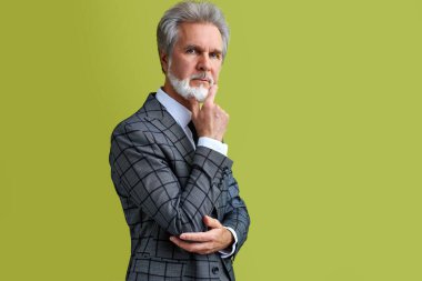 Düşünceli iş adamı soru düşünüyor, düşünceli bir ifade.