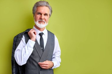 Başarılı, keyifli, zengin bir adam. 60 yaşında. Stüdyoda yalnız.