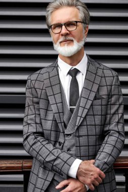 Kafkasyalı hoş iş adamının açık havada portresi