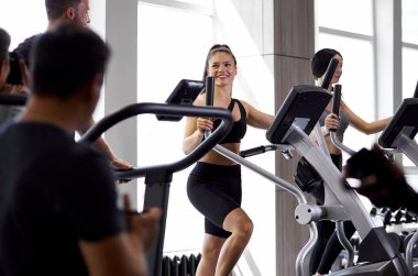 Spor salonundaki uluslararası eğitim, insanlar eğitimdeyken konuşuyor